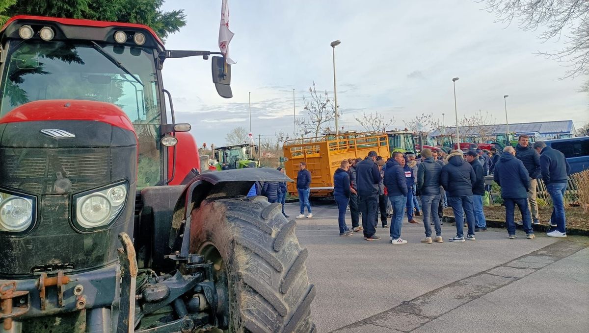 Des producteurs de lait devant le site de Lactalis à Bouvron en Loire-Atlantique.