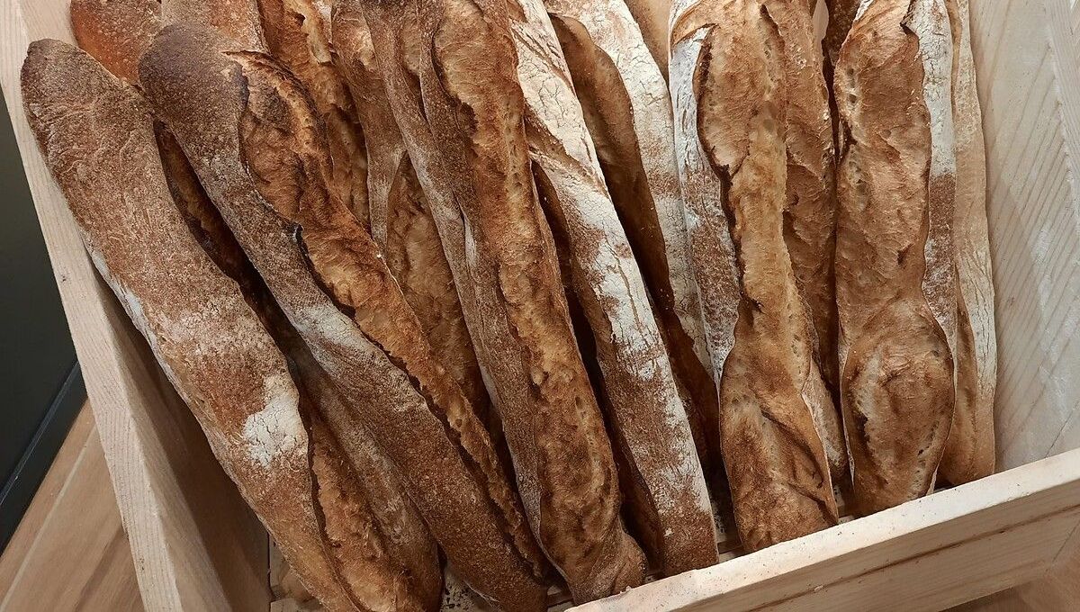 Pour payer l'électricité, un boulanger manchois propose un tarif solidaire à 1€80 pour la baguette.