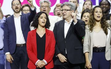 « On a pour ambition de structurer la gauche européenne », explique l'eurodéputée Manon Aubry, tête de liste insoumise aux dernières européennes, ici aux côtés de Jean-Luc Mélenchon. LP/Olivier Corsan