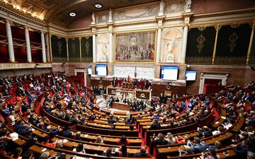 Les députés PS ont choisi lundi d'œuvrer pour qu'un débat ait lieu à l'Assemblée sur la destitution du président de la République, mais voteront ensuite «unanimement» contre une procédure «vouée à l'échec», actant une divergence stratégique avec LFI. AFP/GUAY 