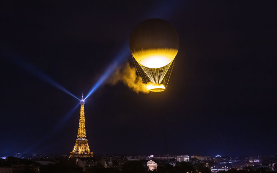 Pendant les Jeux olympiques et paralympiques, la vasque décollait chaque soir à la tombée de la nuit. Un spectacle qui rassemblait plusieurs centaines de spectateurs. LP/Arnaud Dumontier