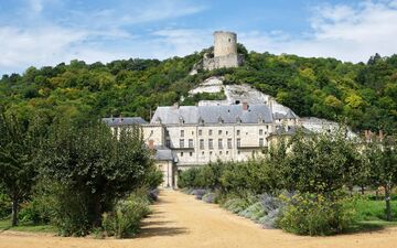 Le château de La Roche-Guyon (Val-d'Oise), avec sa tour médiévale en arrière-plan et son potager fruitier au premier plan, est ouvert au public depuis 1994. LP/Bastien Moignoux