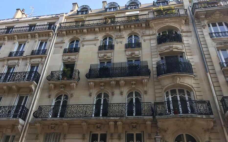  Neuilly-sur-Seine, ce lundi. Les techniciens du laboratoire de la préfecture de police ont constaté plusieurs départs de feu dans les parties communes de l’immeuble.