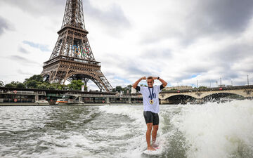 Kauli Vaast, premier français champion olympique de surf, s'est mis à l'eau sur la Seine pour fêter sa médaille d'or à Paris. LP/Frédéric Dugit