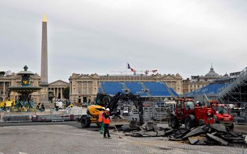 Le démontage rapide des "arenas" de la place de la Concorde permet la réouverture anticipée de la station de la ligne 12 située sous le site. (Photo by Ludovic MARIN / AFP)