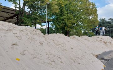 La Courneuve (Seine-Saint-Denis), ce mercredi. Le sable qui a servi aux épreuves de beach-volley sous la tour Eiffel pendant les JO est actuellement acheminé au parc départemental des sports de Marville. LP/V.M.