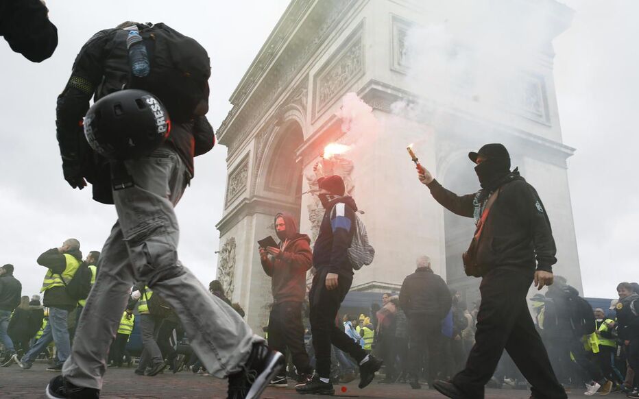  Paris, France, le 16 mars. Des manifestants sur la place de l'Etoile. L'acte 18 des Gilets jaunes à Paris a été particulièrement violents.