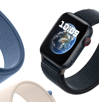 Apple Watch SE avec bracelet Boucle Sport affichant le fond d’écran Astronomie avec la planète Terre.