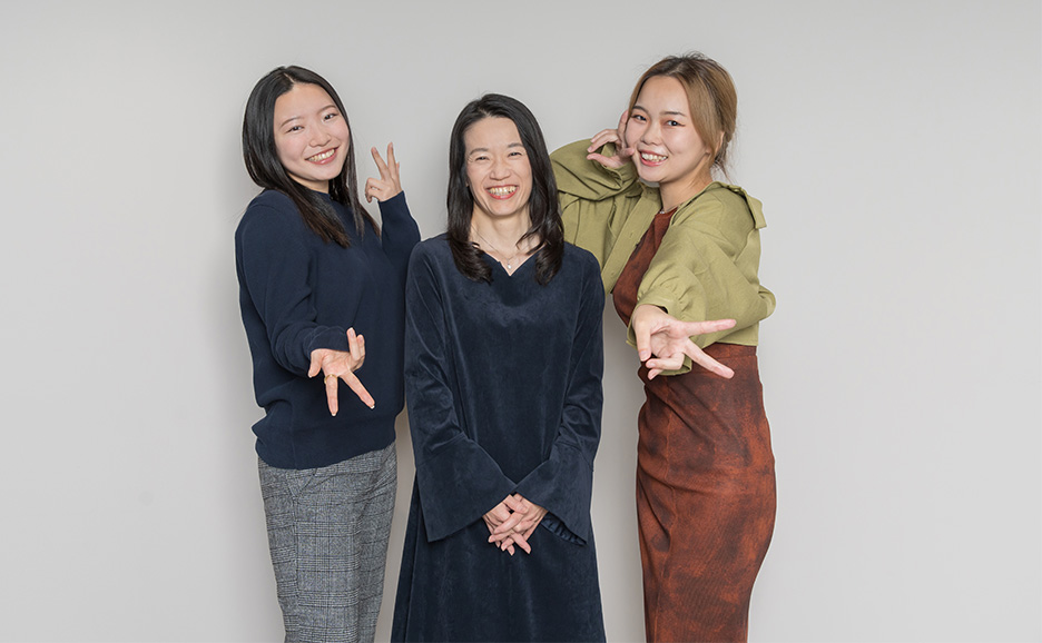 小澤杏子（左）と大塚尚子（中）とバブリー（右）