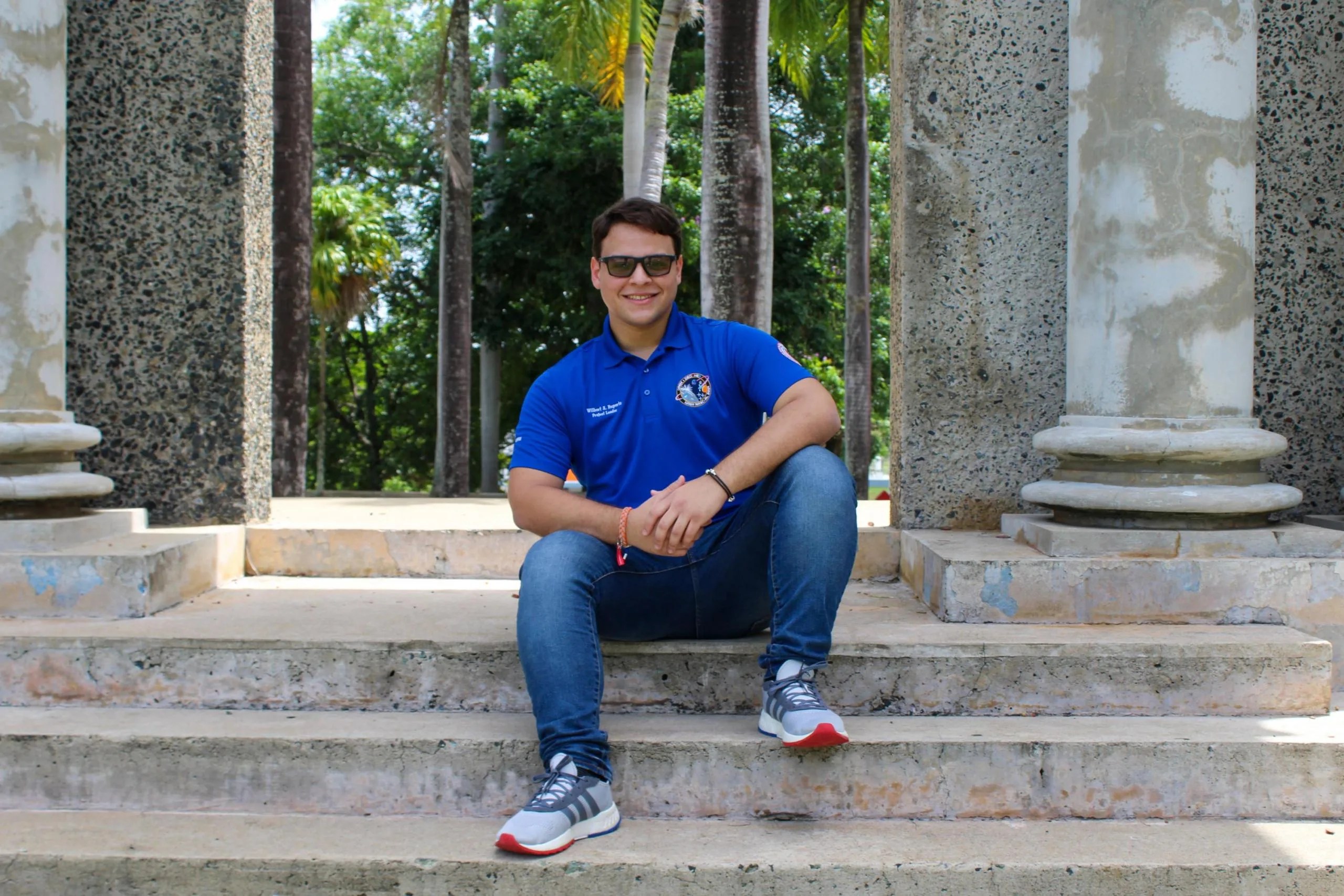 Wilbert Andrés Ruperto Hernández posa en las afueras del campus del Recinto Universitario de Mayagüez de la Universidad de Puerto Rico.