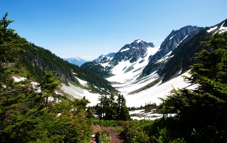 Pelton Basin from Cascade PassLet the wow factor exceed your expectations while hiking Cascade Pass.