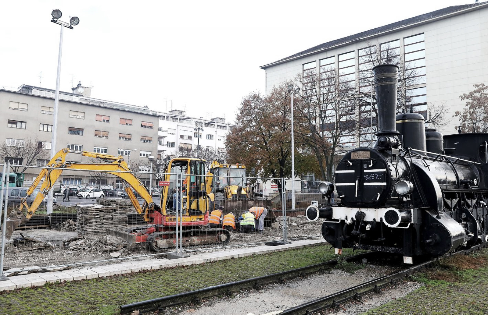 07.12.2020., Zagreb - Gradonacelnik Grada Zagreba Milan Bandic sa suradnicima je obisao radove na izgradnji Spomenika zrtvama Holokausta na Trgu kralja Tomislava. Autor spomenika je akademski kipar Dalibor Stosic, a radovi vrijedni 7,1 milijun poceli su u studenom ove godine.
Photo: Patrik Macek/PIXSELL