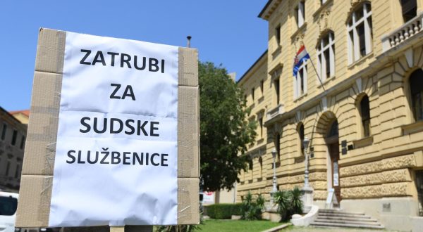 20.07.2023., Sibeik - Transparent podrske sudskim sluzbenicama u strajku ispred zgrade suda,. Zatrubi za sudske sluzbenice. Photo: Hrvoje Jelavic/PIXSELL