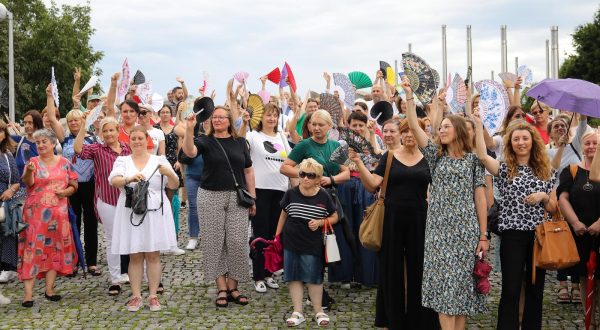 25.07.2023., Zagreb,  Pravosudni sluzbenici koji su vec osmi tjedan u strajku dosli su izraziti svoje nezadovoljstvo s pregovorima ispred Kongresne dvorane gdje se odrzava 256.sjednica Gospodarsko-socijalnog vijeca na kojoj se prezentira prijedlog zakona o placama u drzavnoj sluzbi i javnim sluzbama Photo: Emica Elvedji/PIXSELL