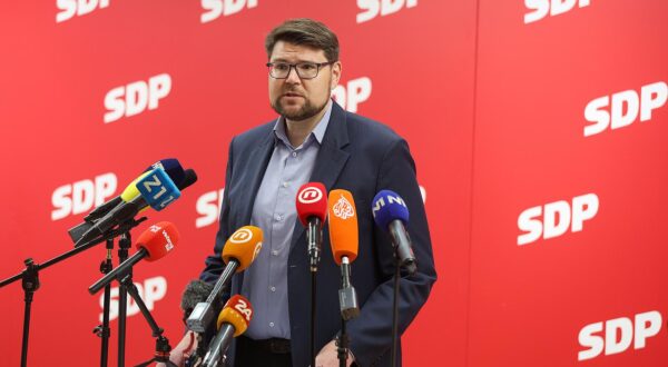 19.04.2024., Zagreb - Izvanredna konferencija za medije predsjednika SDP-a Pedje Grbina u sredisnjici stranke na Iblerovom trgu na kojoj ce komentirati priopcenje i upozorenje Ustavnog suda. Photo: Goran Stanzl/PIXSELL