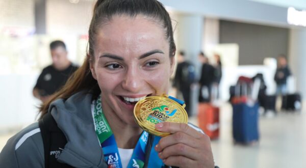 11.10.2022., Zagreb - Docek judasica Barbare Matic i Lare Cvjetko u Zracnoj luci nakon povratka sa Svjetskog prvenstva na kojem je Barbara Matic osvojila zlatnu, a Lara Cvjetko srebrnu medalju u judu. Photo: Zeljko Hladika/PIXSELL