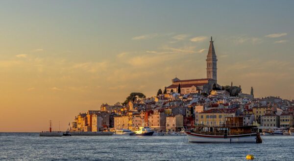 08.03.2022., Rovinj - Tih i prozracan bez ljetnih guzvi i prepunih ulica turista koji secu gradom poput uzburkale rijeke koja se vrti u krug. Tiho, uz sapat vjetra tone u noc. Photo: Srecko Niketic/PIXSELL