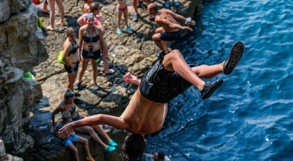 14.08.2024., Pula - Golubove stijene zadnjih su godina postale vrlo popularno mjesto za kajakase te skakace. Naime ovdje je pecina koju rado posjecuju turisti s kajacima, a oni zeljni malo vise adrenalina skacu sa stijena koje se nalaze na samom ulazu u spilju. Photo: Srecko Niketic/PIXSELL