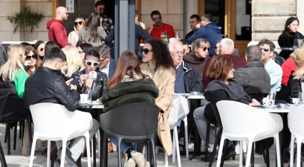 18.02.2022., Sibenik - Stekati ispred kafica na sibenskoj rivi puni su gostiju koji uzivaju u lijepom i ugodnom subotnjem prijepodnevu. Photo: Dusko Jaramaz/PIXSELL