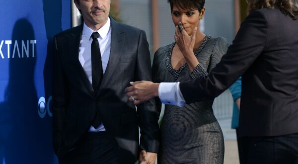 HALLE BERRY + OLIVIER MARTINEZ @ the CBS premiere of 'Extant' held @ the science center Space Shuttle Endeavour Pavilion.
June 16, 2014,Image: 196538506, License: Rights-managed, Restrictions: AMERICA, Model Release: no, Credit line: Chris DELMAS / Visual / Profimedia