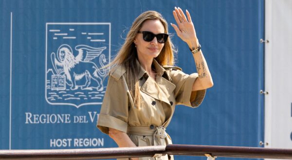 Angelina Jolie arrive au Lido lors du 81ème Festival International du Film de Venise (Mostra), le 27 août 2024. © Tiziano Da Silva / Bestimage Angelina Jolie arrives at the Lido during the 81st Venice International Film Festival (Mostra) on August 27, 2024.,Image: 901844933, License: Rights-managed, Restrictions: , Model Release: no, Credit line: Tiziano Da Silva / Bestimage / Profimedia