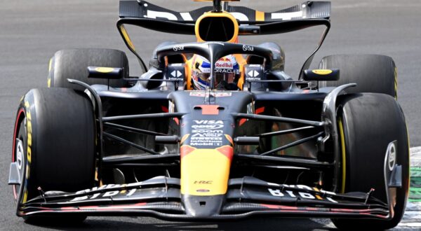 epa11575281 Red Bull Racing driver Max Verstappen of Netherlands in action during the third practice session for the Formula One Grand Prix of Italy, in Monza, Italy, 31 August 2024. The 2024 Formula 1 Grand Prix of Italy is held at the Monza National Autodrome circuit race track on 01 September.  EPA/Daniel Dal Zennaro