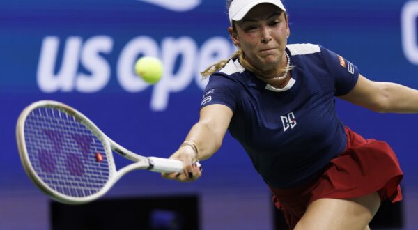 epa11579127 Donna Vekic of Croatia returns the ball to Qinwen Zheng of China, during their fourth round match of the US Open Tennis Championships at the USTA Billie Jean King National Tennis Center in Flushing Meadows, New York, USA, 02 September 2024. The US Open tournament runs from 26 August through 08 September.  EPA/CJ GUNTHER