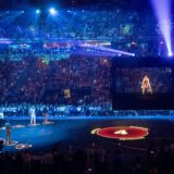 Zagreb, 05.09.2024 - Memorijalna utakmica u sjećanje na Dražena Petrovića, održana u Areni Zagreb na njegov 60. rođendan. Na slici  hologram Dražena Petrovića na terenu.
foto HINA/ Damir SENČAR/ ds