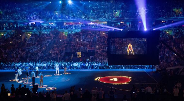 Zagreb, 05.09.2024 - Memorijalna utakmica u sjećanje na Dražena Petrovića, održana u Areni Zagreb na njegov 60. rođendan. Na slici  hologram Dražena Petrovića na terenu.
foto HINA/ Damir SENČAR/ ds