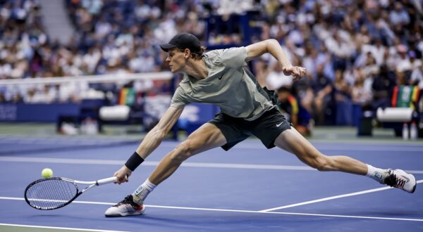 epa11590395 Jannik Sinner of Italy in action against Jack Draper of Great Britain during their semifinals match of the US Open Tennis Championships at the USTA Billie Jean King National Tennis Center in Flushing Meadows, New York, USA, 06 September 2024.  EPA/CJ GUNTHER