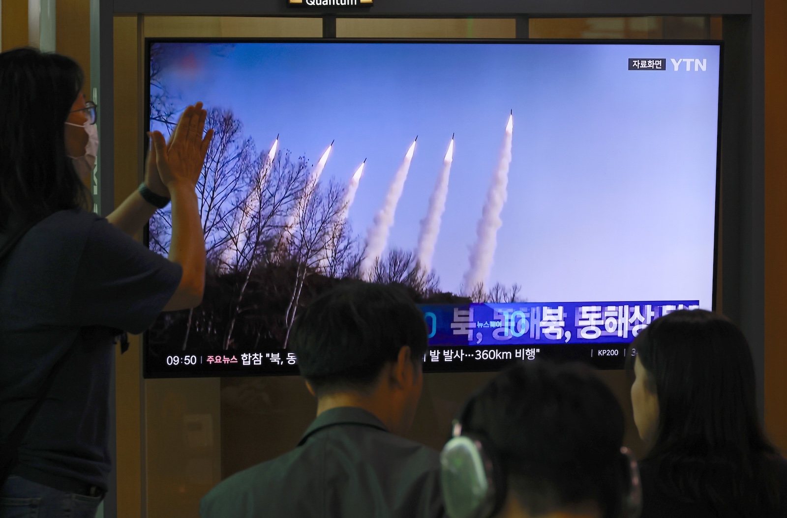 epa11599257 People watch the news at a station in Seoul, South Korea, 12 September 2024. According to South Korea's Joint Chiefs of Staff (JCS), North Korea launched several ballistic missiles into the East Sea on 12 September.  EPA/JEON HEON-KYUN