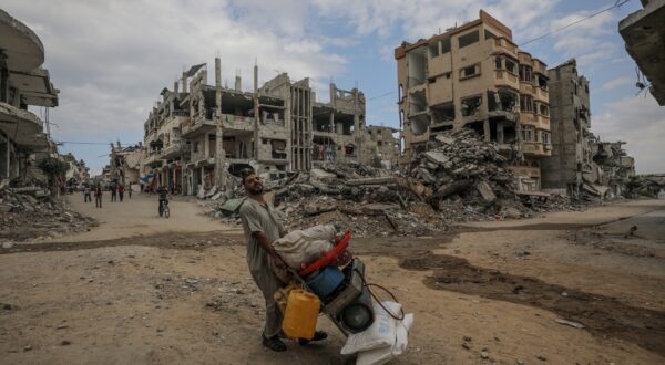 epa11609511 A man carries a makeshift kitchen in the al-Bureij refugee camp in the southern Gaza Strip, 17 September 2024. According to the Palestinian Civil Defense, dozens of Palestinians were killed in the airstrikes. More than 41,000 Palestinians and over 1,400 Israelis have been killed, according to the Palestinian Health Ministry and the Israel Defense Forces (IDF), since Hamas militants launched an attack against Israel from the Gaza Strip on 07 October 2023, and the Israeli operations in Gaza and the West Bank which followed it.  EPA/MOHAMMED SABER