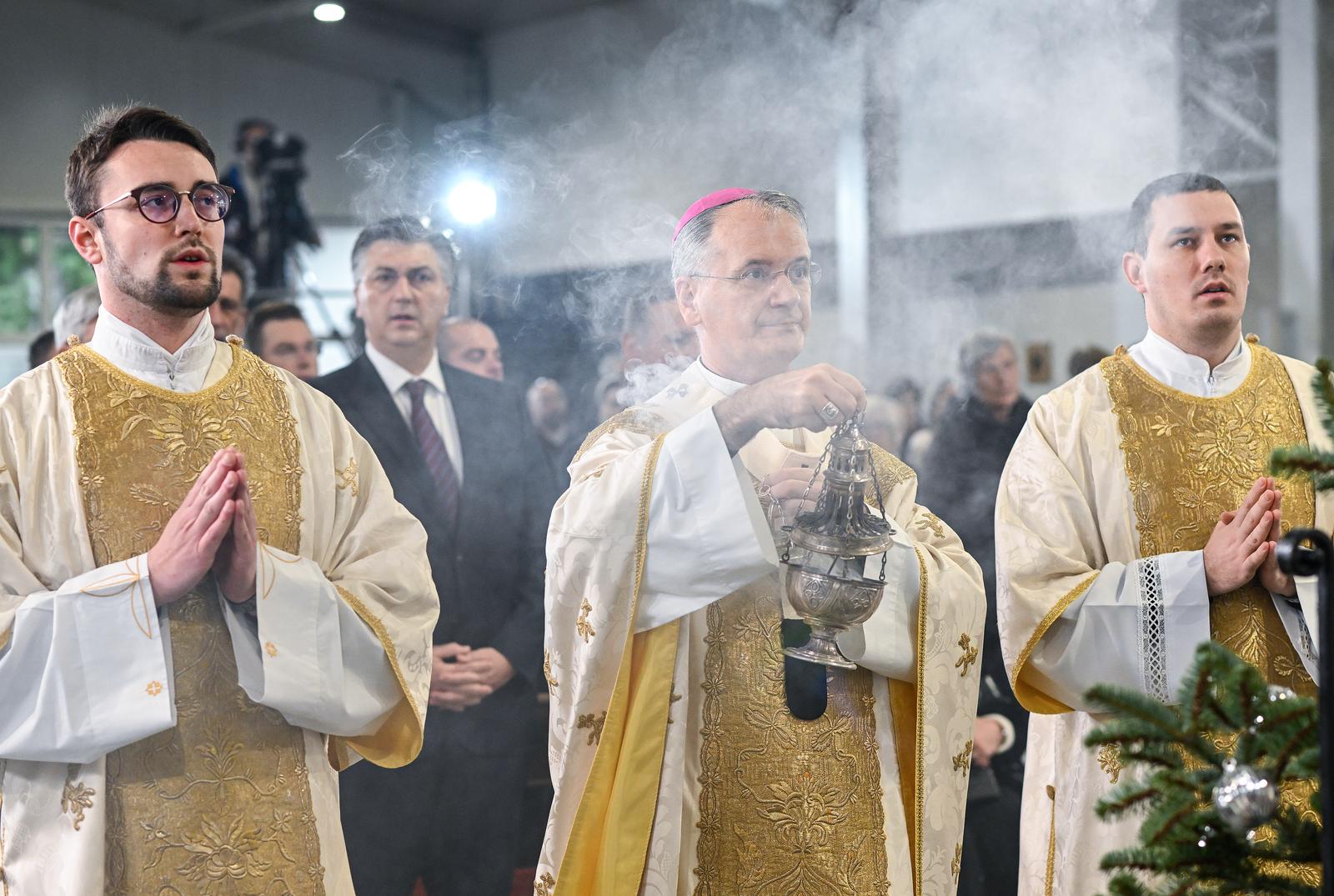 25.12.2023., Zagreb - U bogosluznom prostoru bl. Alojzija Stepinca zagrebacki nadbiskup Drazen Kutlesa predvodio je bozicnu danju misu. Photo: Neva Zganec/PIXSELL