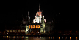 parlament light at night