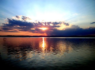 Ahogy lemegy a Nap a Balaton partjn este szpen