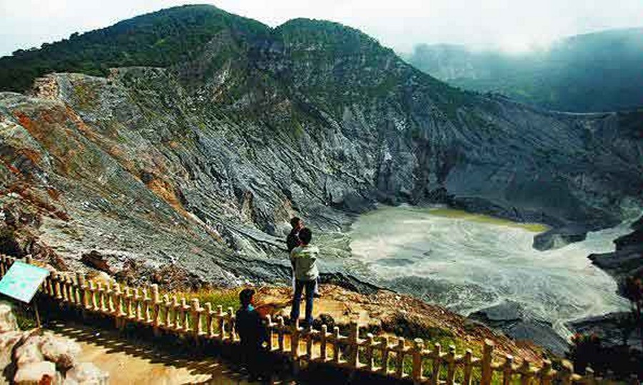 Gunung Tangkuban Perahu-Tempat Outbound Lembang Bandung Terbaik Terpopuler-Rovers Adventure Indonesia