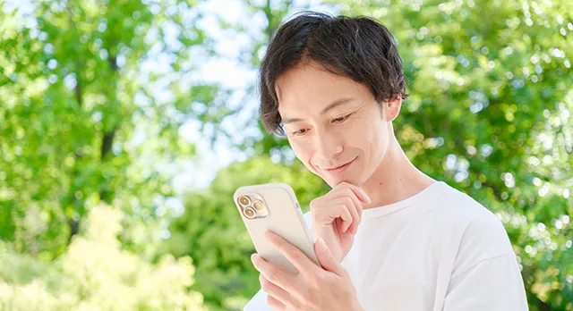 スマホを持つ男性