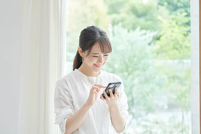 スマホを持つ女性