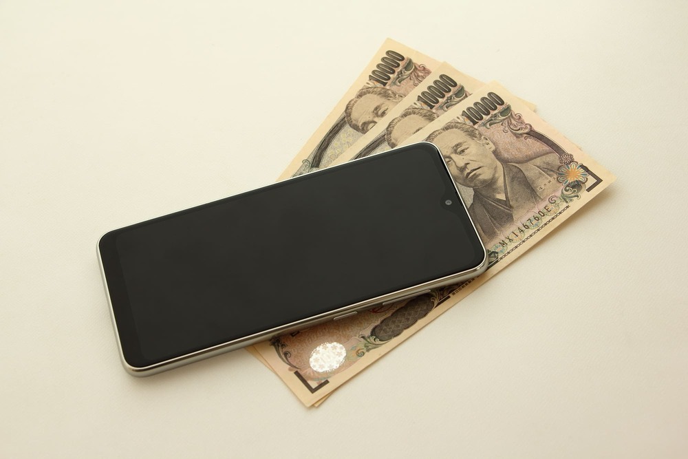 スマホと一万円札