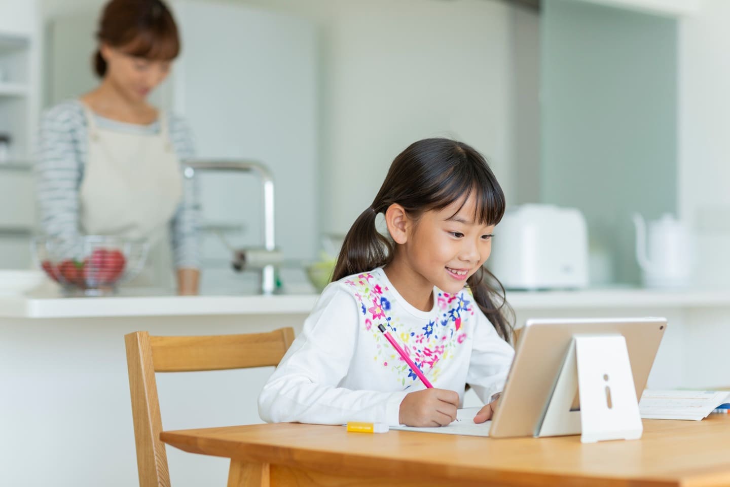 タブレットで学習する女の子