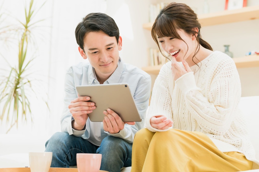 タブレットを楽しむ男性と女性