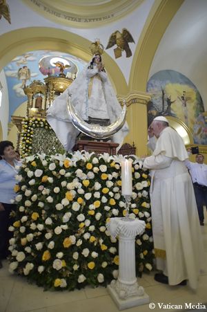 Francesco prega davanti alla Statua della Virgin de la Puerta durante la sua visita a Trujillo, in Perù