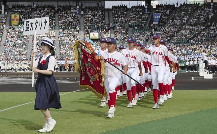 第１０６回全国高校野球選手権の開会式で入場行進する初出場の聖カタリナ学園ナイン＝７日午前、甲子園球場（撮影・柳生秀人）