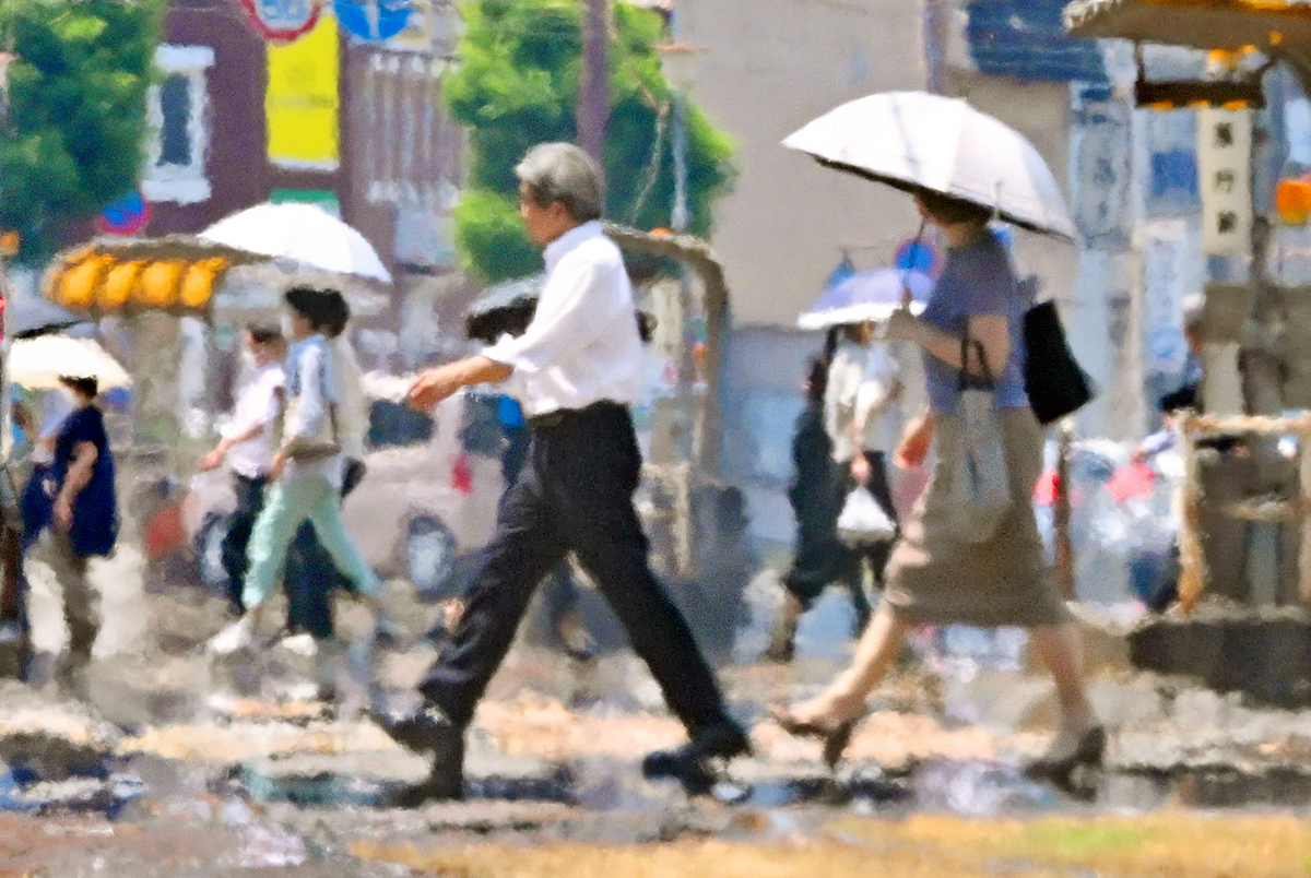 陽炎が立ち上がる電車通り。行き交う人々の姿も揺らいだ　（午後０時２０分ごろ、高知市本町３丁目から西を望む）