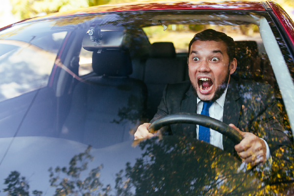 自動車の自損事故で車両保険は使える？ 自損事故時にすべき手続きをチェック