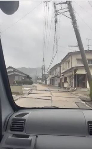 被災地では、地面が割れてしまっている道路が多数あった