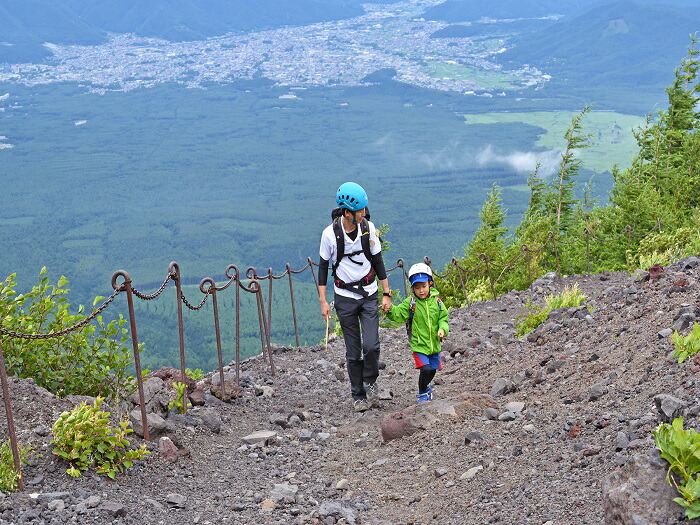 「富士山『絆』登山」親子で登山している様子