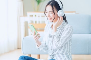自宅で音楽を聴く女性