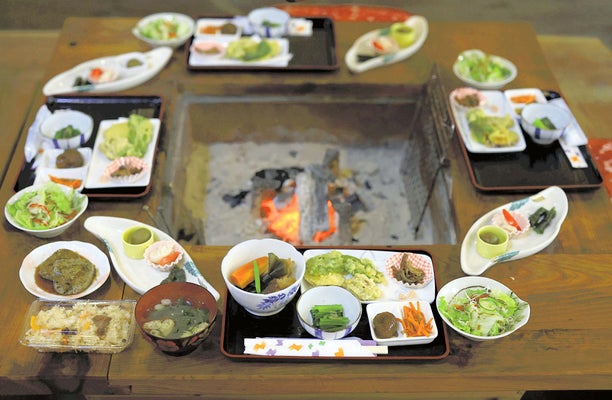 煮物や天ぷら、漬物が並ぶ定食。小鉢などのおかずは日替わり