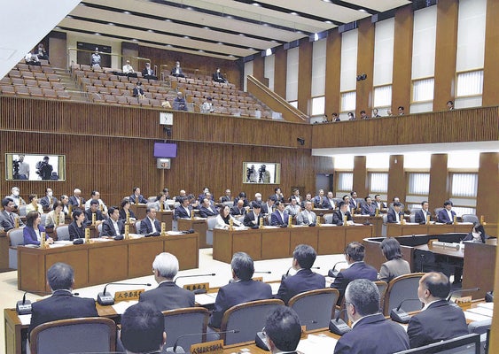 開会した議会に臨む県議ら（６月１３日）